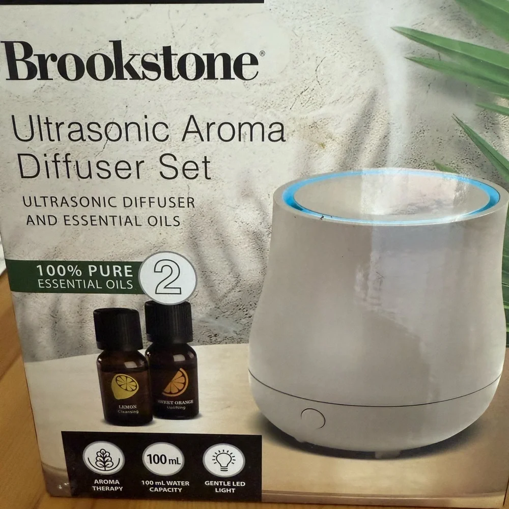 NIB Brookstone Cream Ultrasonic Aroma Diffuser Set